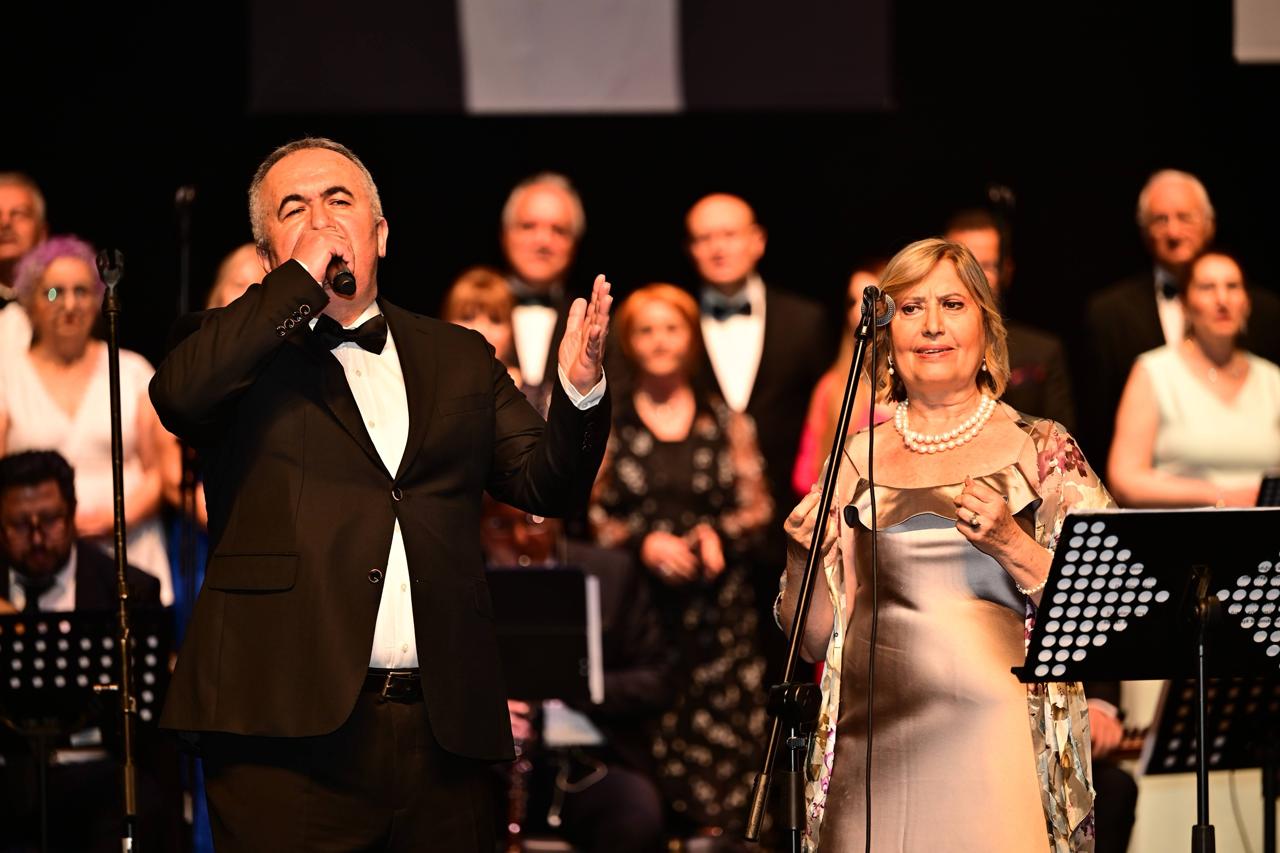 Erol Arat sahnede söylüyor